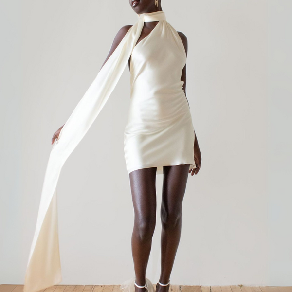 Robe satin dos nu courte