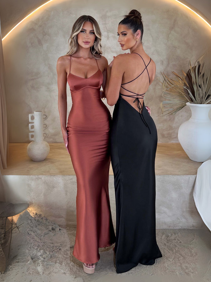 Robe longue satin dos nu noir bretelle fine terracotta et noir
