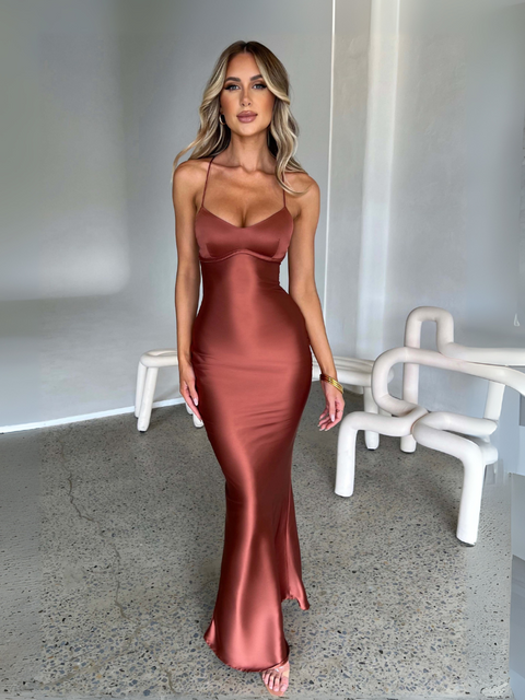 Robe longue satin dos nu terracotta 1
