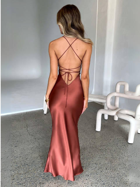 Robe longue satin dos nu terracotta bretelle fine
