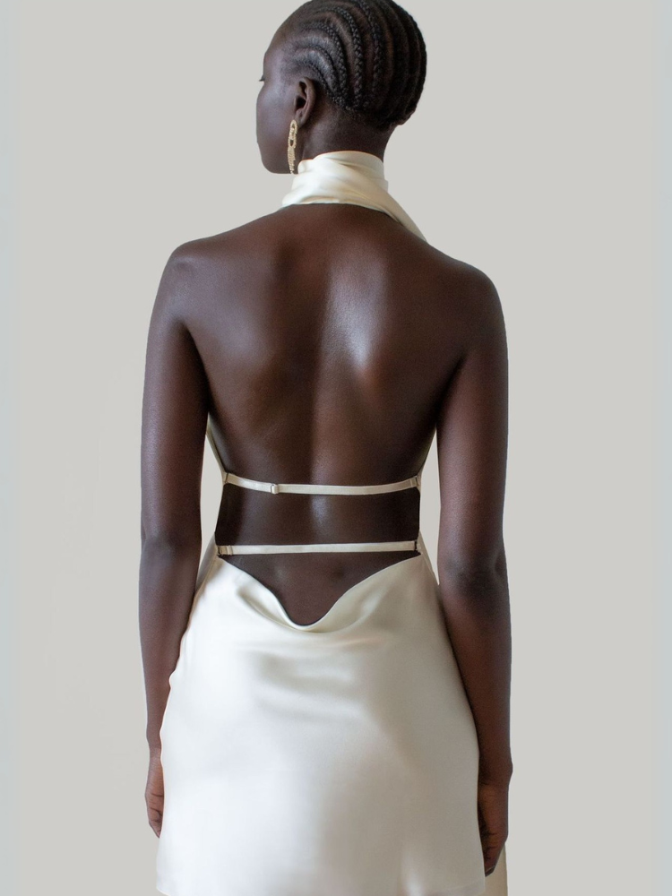 Robe satin dos nu courte