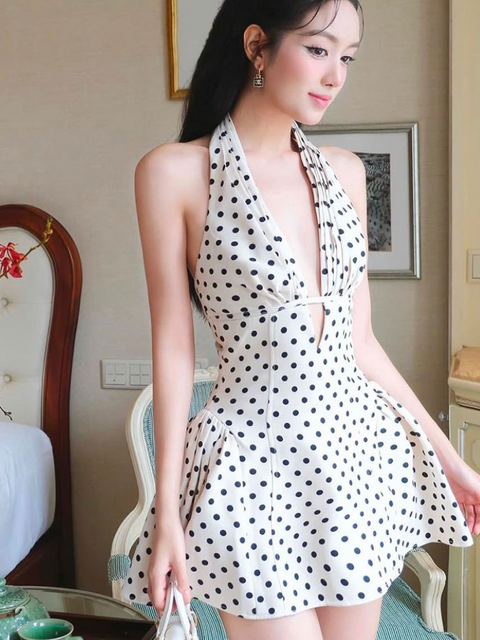 Robe a pois dos nu