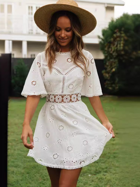 Robe broderie anglaise dos nu