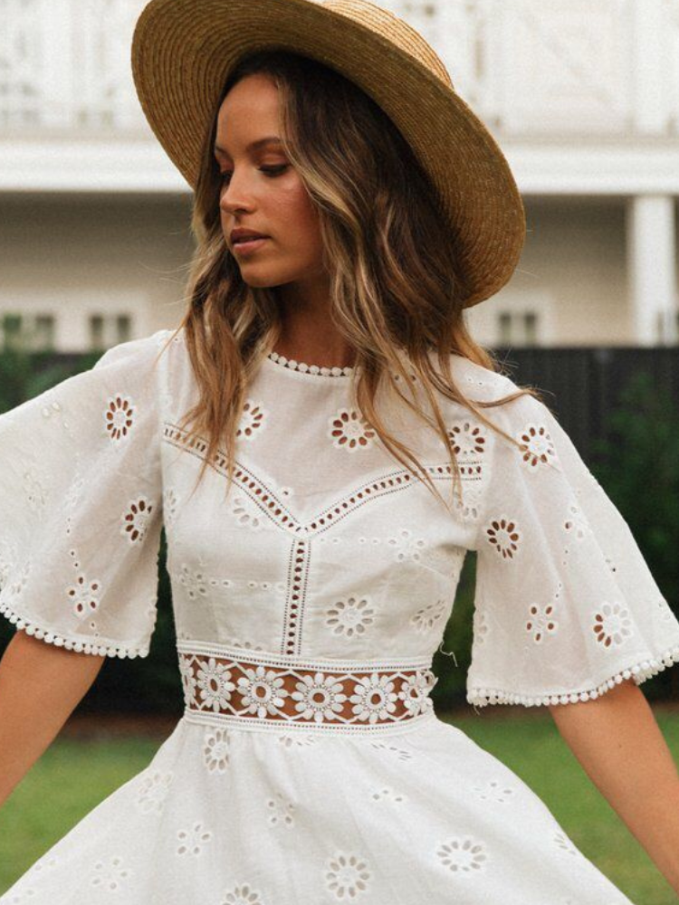 Robe broderie anglaise dos nu trapèze bohème