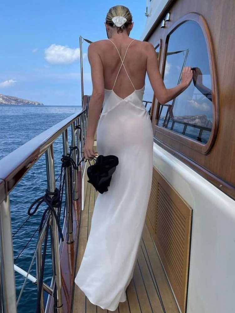 Robe longue fine bretelle dos nu blanche plongeant