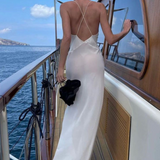 Robe longue fine bretelle dos nu blanche plongeant