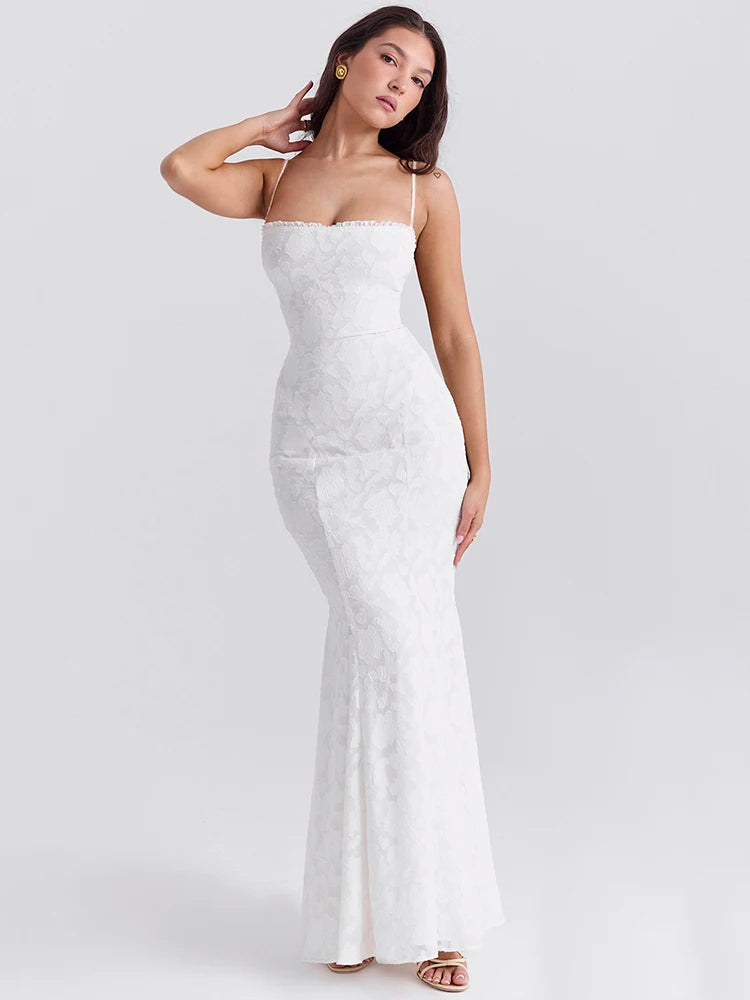 Robe longue fine bretelle dos nu blanche près du corps