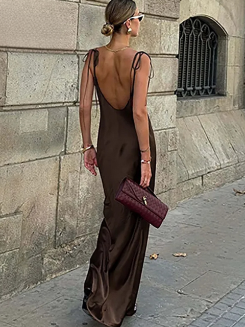Robe satinée dos nu marron