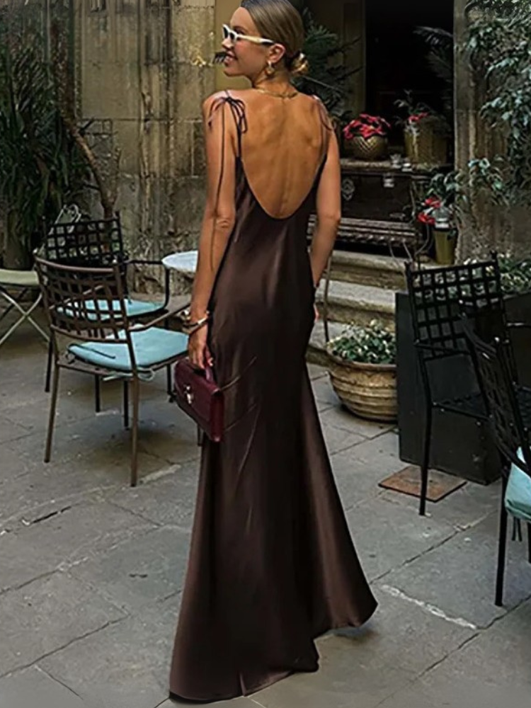Robe satinée dos nu marron plongeant
