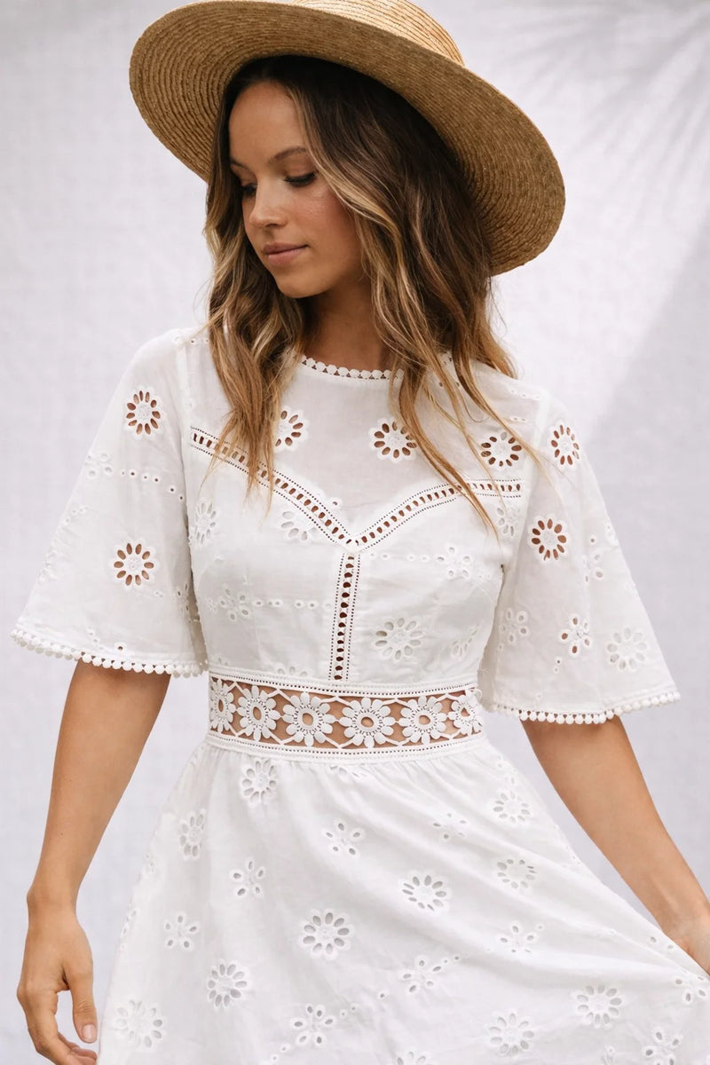 Robe broderie anglaise dos nu