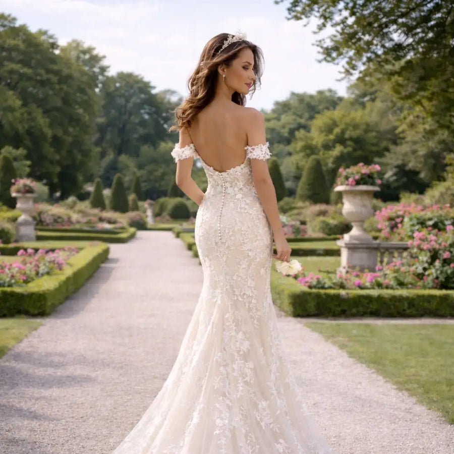 Une robe de mariée sirène en dentelle blanche avec des manches épaules dénudées et un design dos nu.