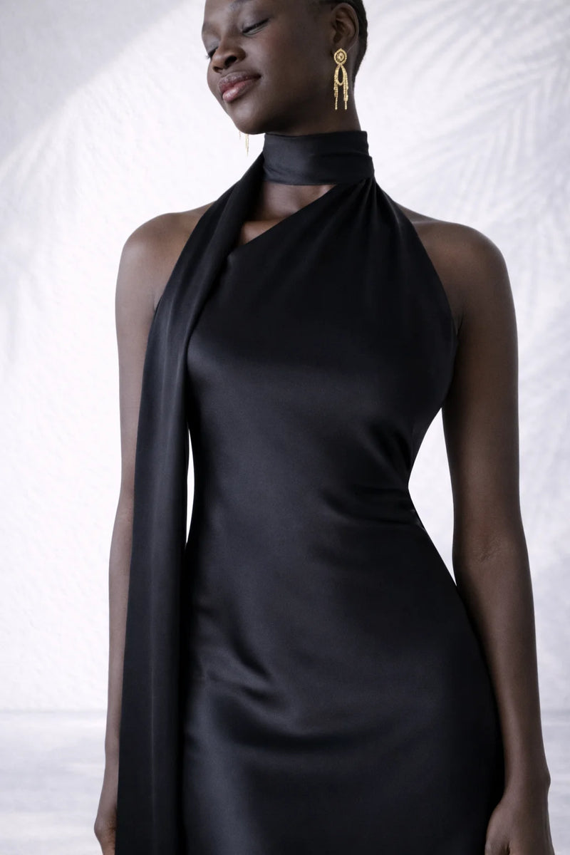 Robe satin dos nu courte