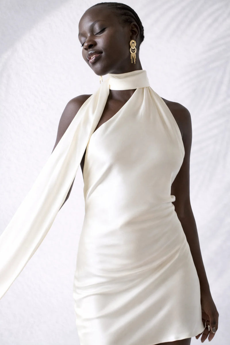 Robe satin dos nu courte