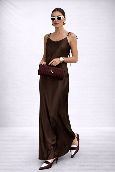 Robe satinée dos nu